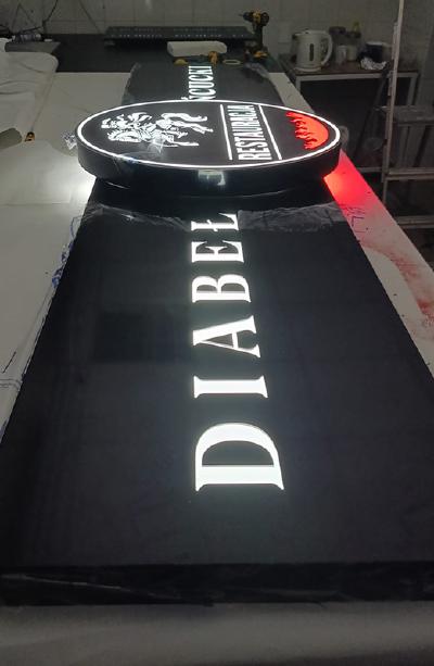 Baza Wiedzy - Porady o Reklamie Zewnętrznej | Emblemat