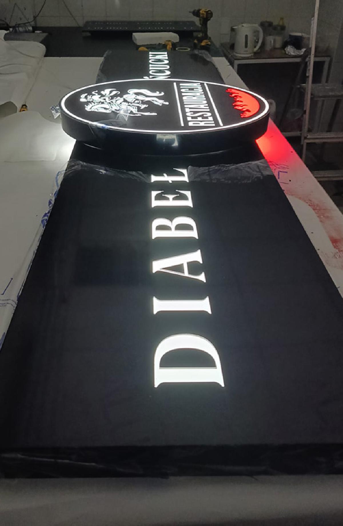 Jak wybrać idealny kaseton reklamowy dla swojej firmy? | Emblemat